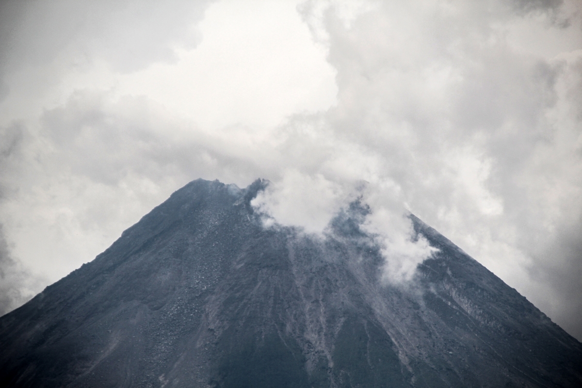 Cientos de personas evacuadas en Indonesia tras un incremento de actividad en el volcán Monte Merapi