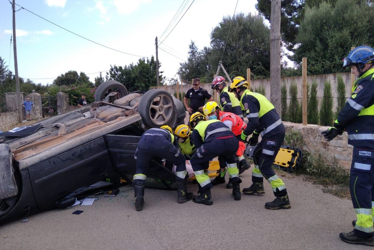 Un anciano, herido tras sufrir un accidente y volcar en la carretera de Binissalem a Lloseta
