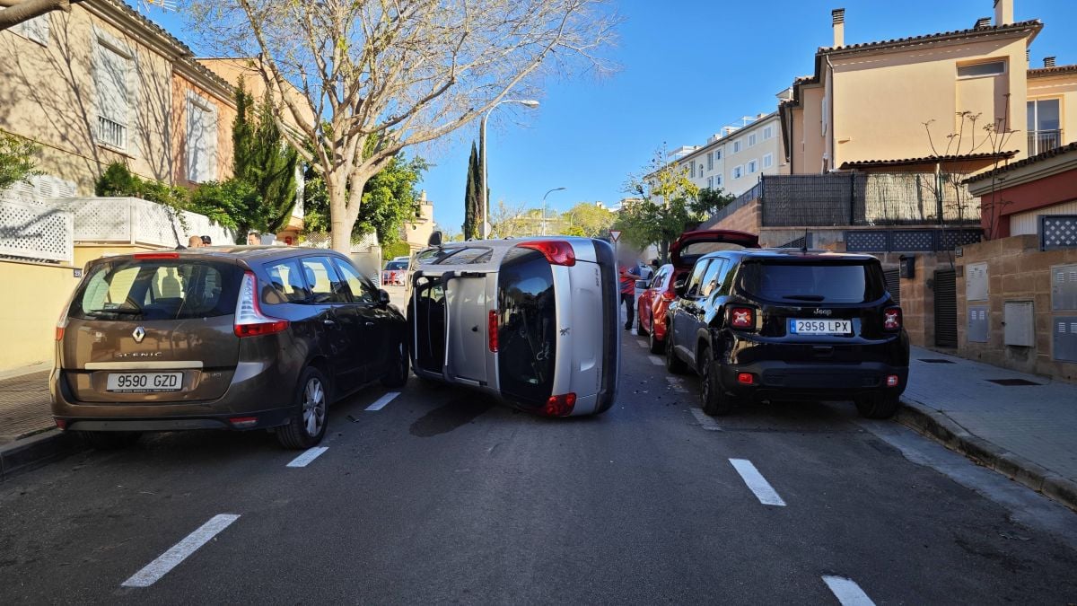 Un joven, ileso tras chocar contra tres coches y volcar en Palma