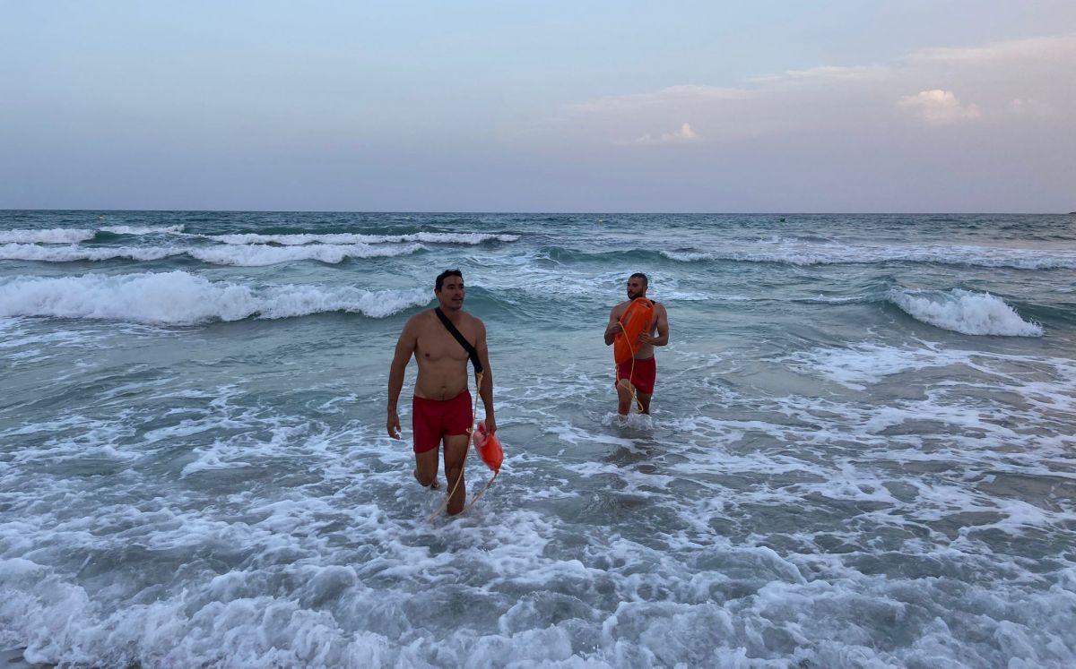 Dos socorristas salvan in extremis a dos menores arrastrados por una corriente de retorno en Cala Millor