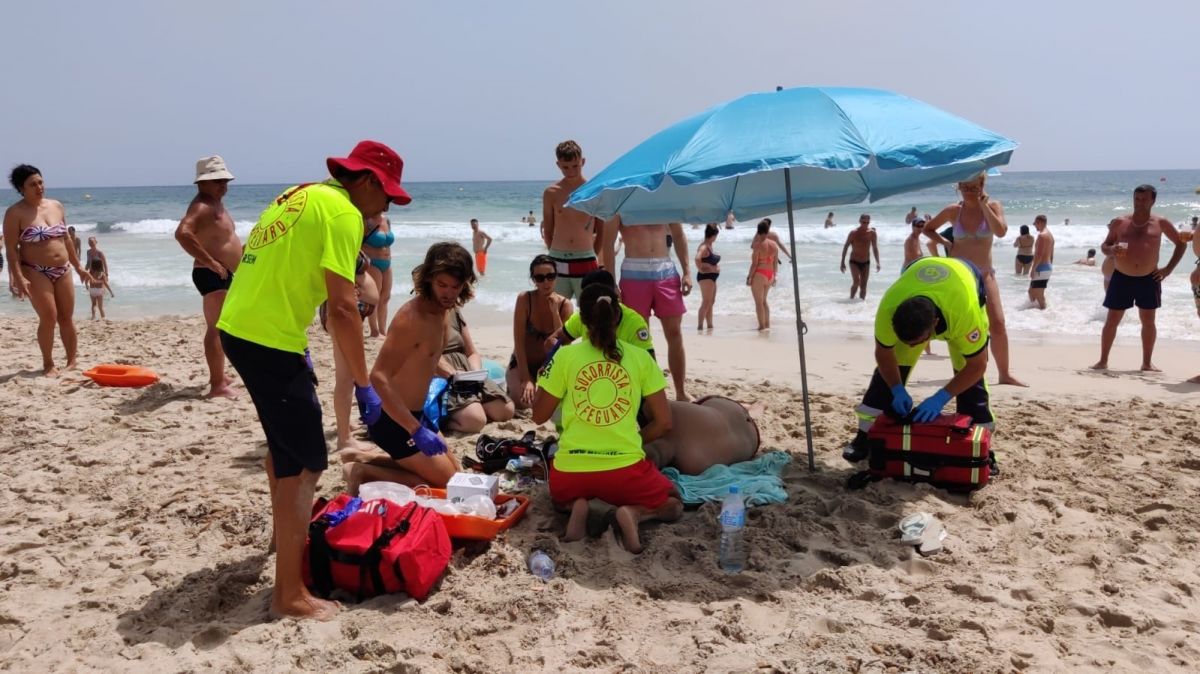 Salvan la vida a un hombre al sufrir una para cardiorrespiratoria en la playa de Cala Millor