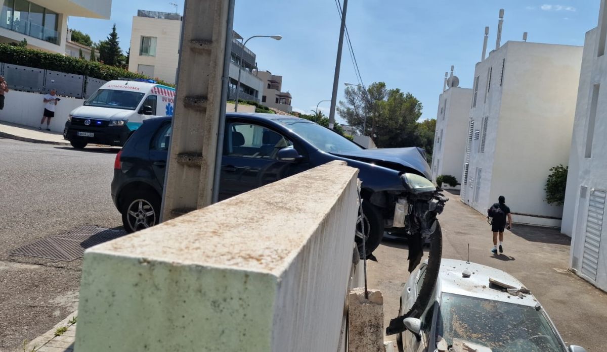 Un anciano pierde el control de su vehículo y choca contra un muro en Palma