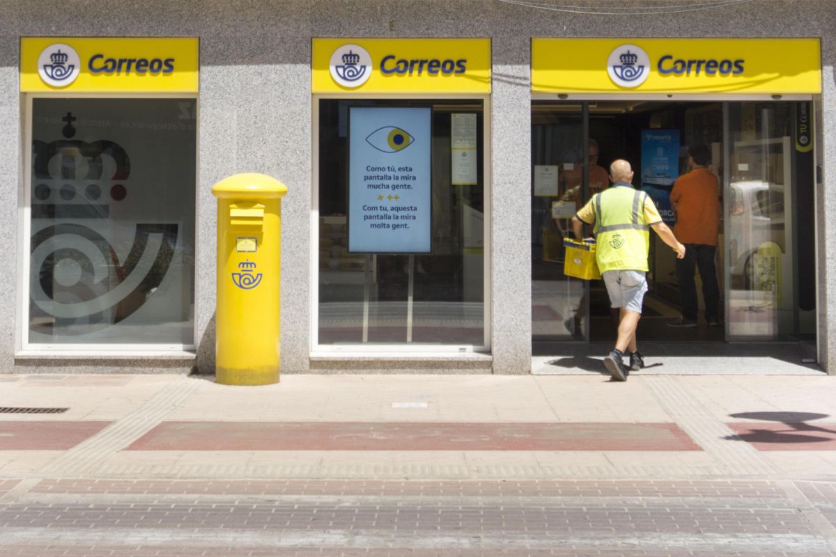 Miles de paquetes se acumulan en Correos por la falta de carteros en Baleares