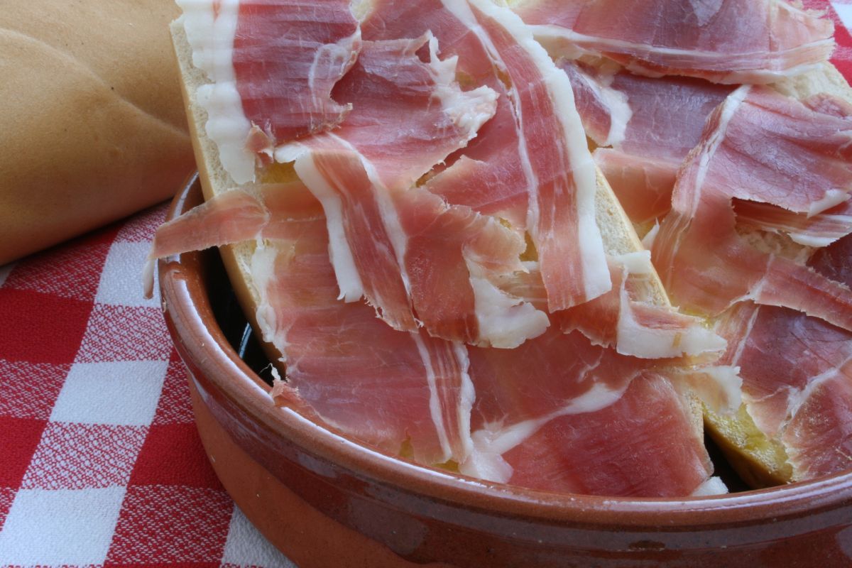 Un experto explica si es bueno o no comerse la parte blanca del jamón serrano