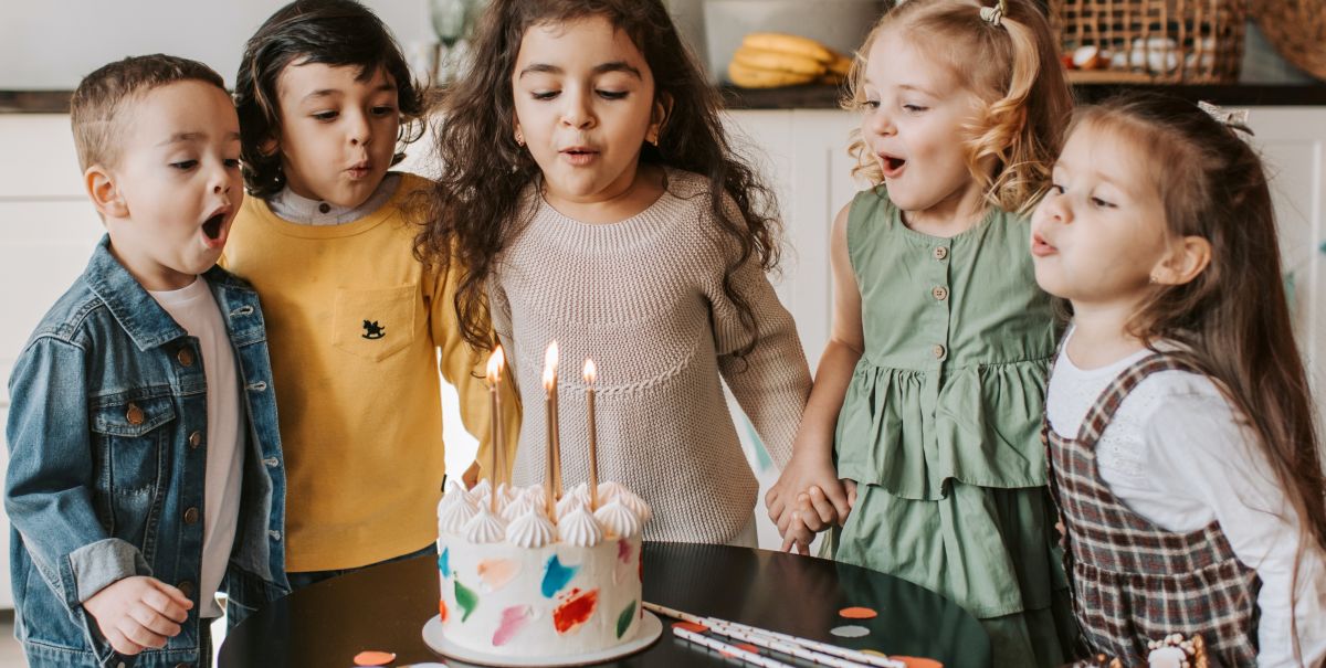 Por qué soplamos las velas en el pastel de cumpleaños? Aquí te lo decimos -  El Occidental