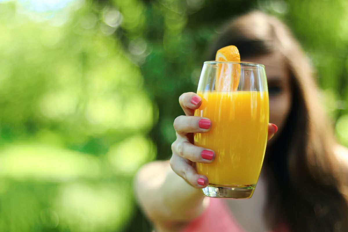 Los expertos avisan: no debes beber zumo de naranja en el desayuno