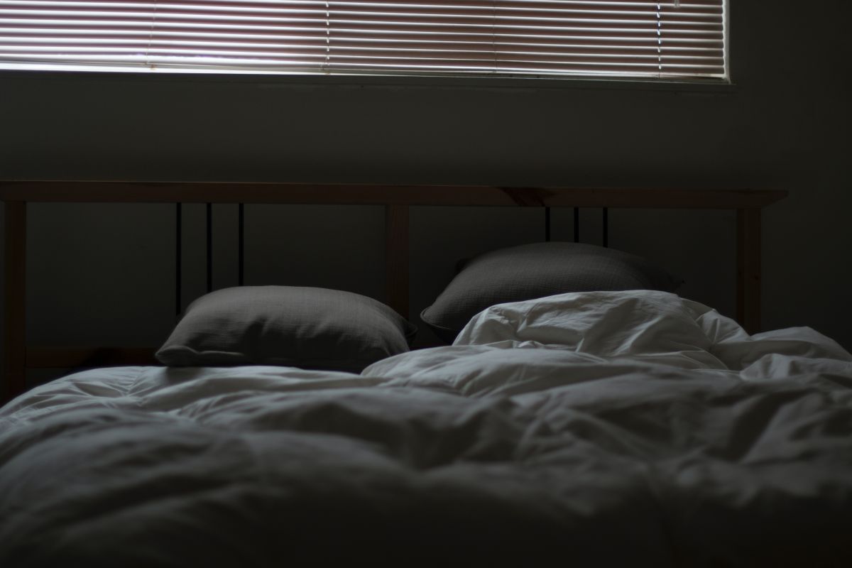 ¿Es bueno dormir con una almohada entre las piernas?