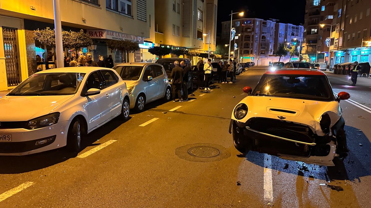 Un conductor ebrio impacta contra seis coches en Palma