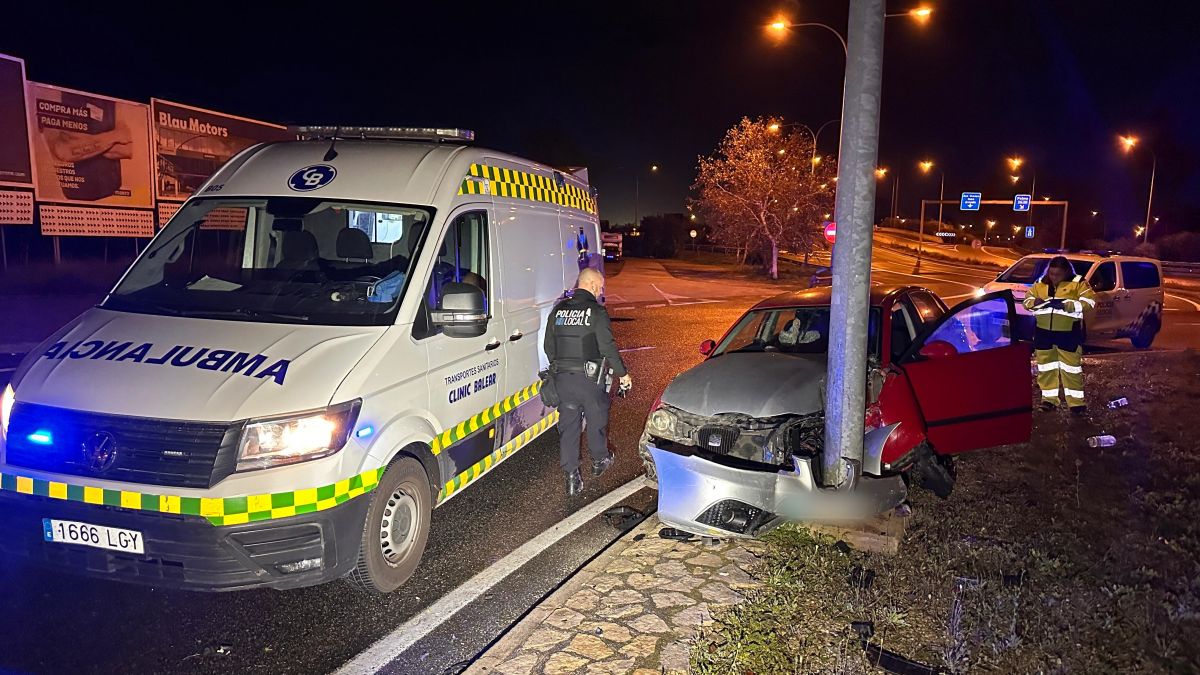 Una conductora ebria y drogada se despista con el móvil y sufre un accidente en Palma