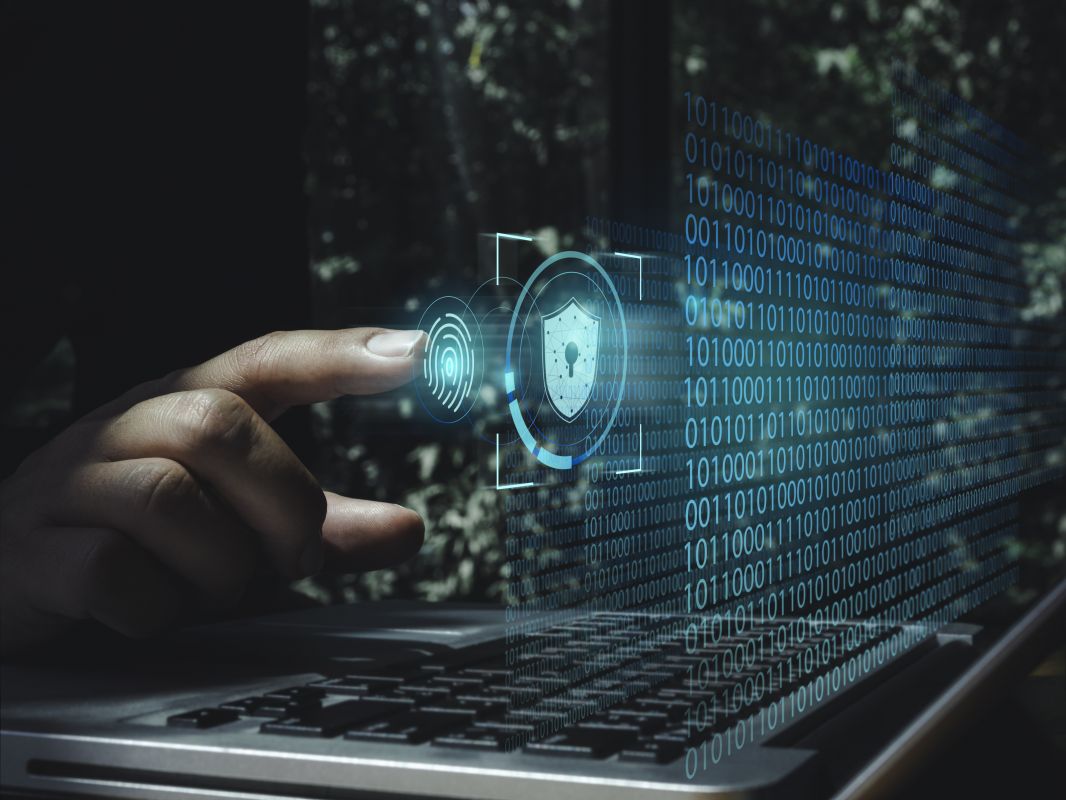 Récord de llamadas al teléfono de ayuda contra estafas y ciberacoso en España