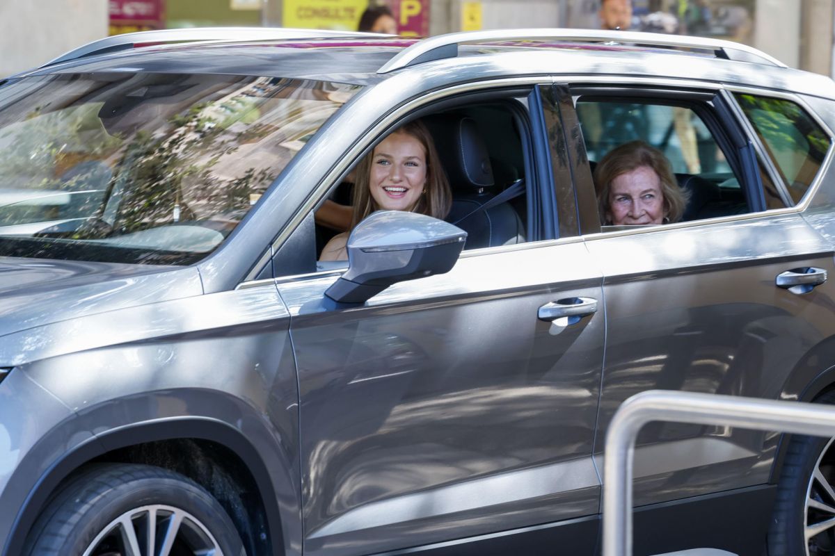 Un paseo familiar por Palma deja la primera imagen de la princesa Leonor al volante