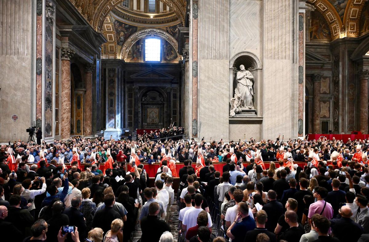 El cardenal Giovanni Battista Re pide un papa que despierte conciencias y una a la Iglesia