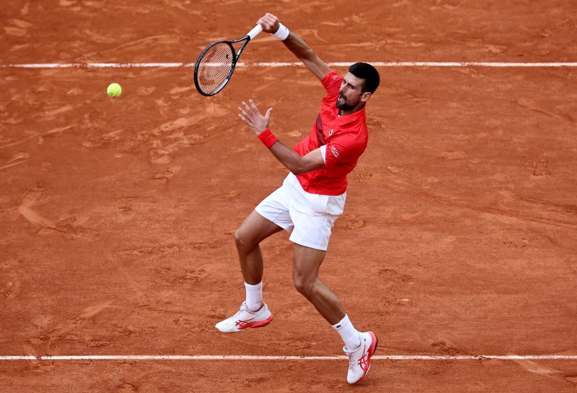 Djokovic avanza en Roland Garros tras un duro tercer set ante Moutet