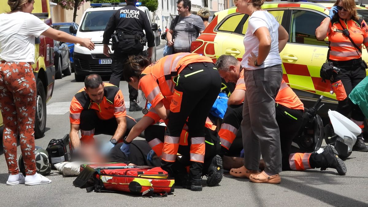 Un accidente entre una moto y un autobús deja gravemente heridos a un padre y a su hijo en Es Vivero