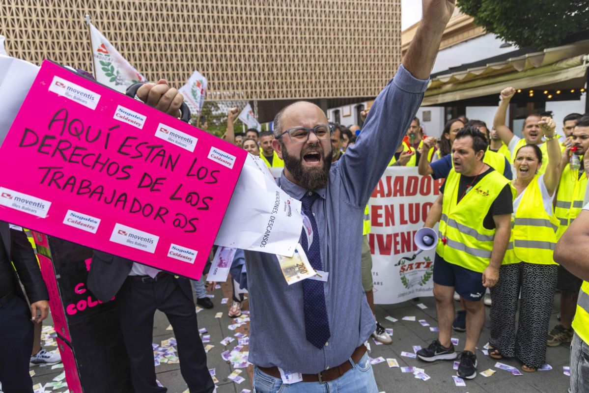 La huelga indefinida del transporte en Mallorca sube de tono con una “cacerolada a la argentina”