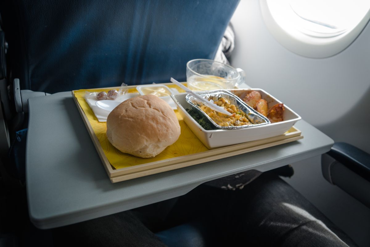 ¿Por qué las comidas saben distintas en el avión?