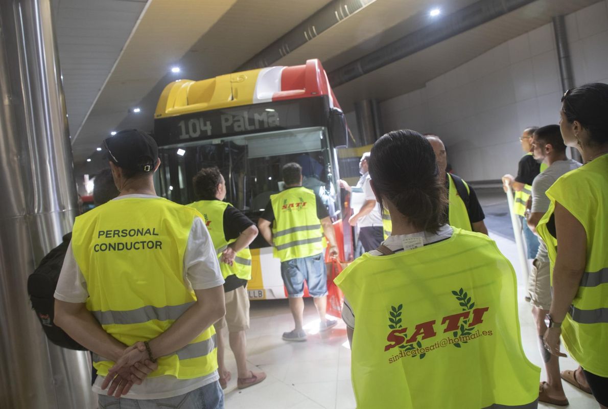 Los trabajadores del TIB crean una caja de resistencia para sostener la huelga indefinida