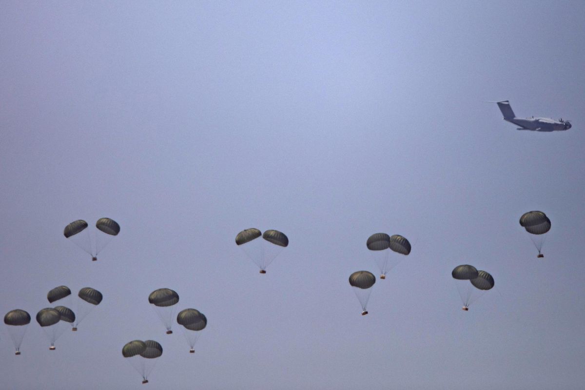 Un mercader de Gaza vende a 90 euros un paquete de la ayuda española lanzada en paracaídas