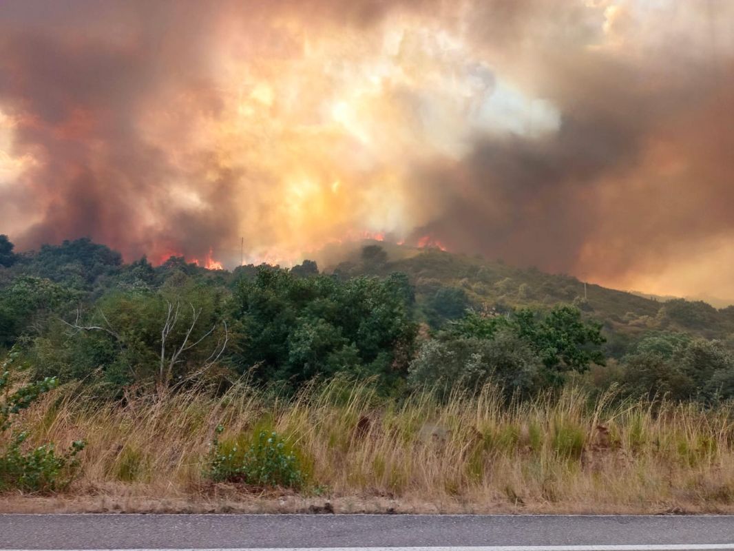 El incendio de Las Médulas sigue fuera de control y mantiene siete localidades desalojadas o confinadas