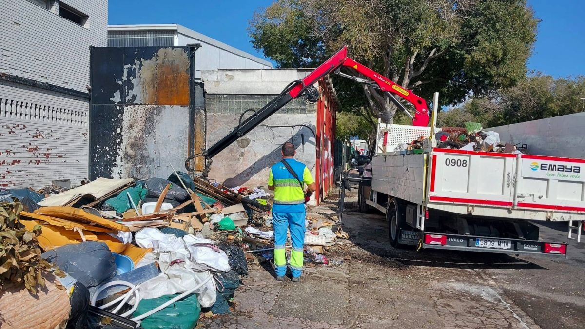 Retiran 11 toneladas de residuos de un vertedero ilegal en Son Castelló