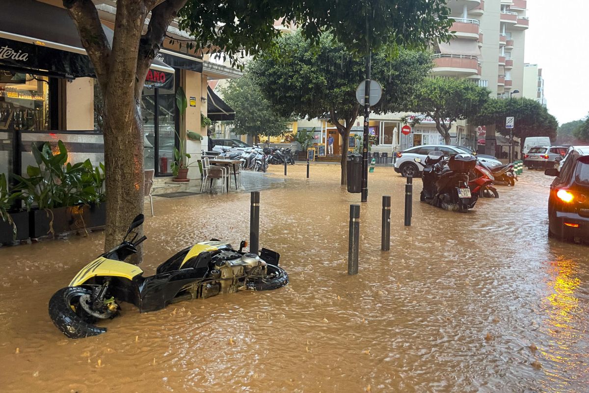 La lluvia colapsa Ibiza: cortes de carreteras, suspensión de autobuses y cierre de un colegio