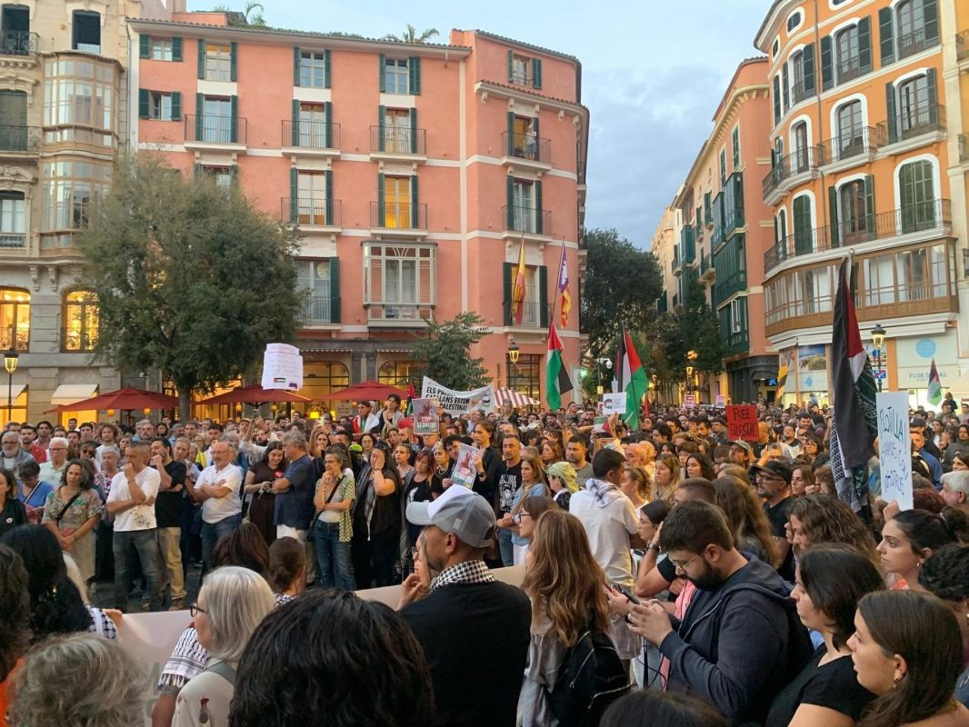 Un millar de personas exigen en Palma la liberación de la flotilla