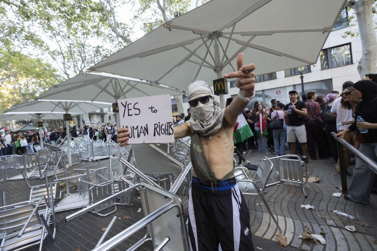 Destrozos y cargas policiales en una manifestación propalestina en el centro de Barcelona