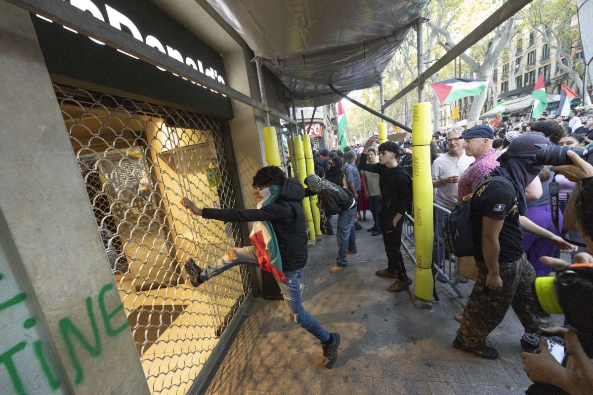 Ocho detenidos y veinte agentes heridos en los disturbios de la manifestación propalestina en Barcelona