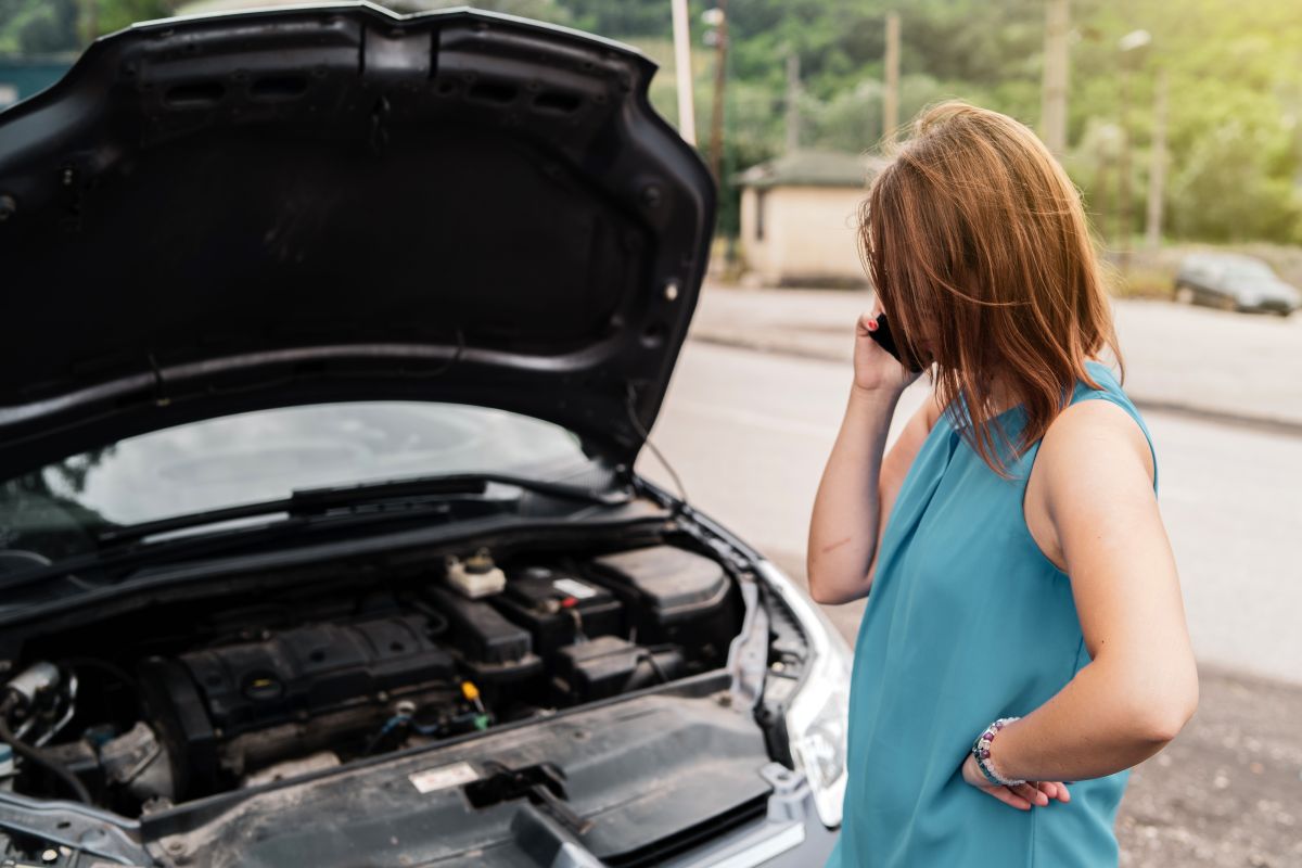 Cómo arrancar un coche sin pinzas ni ayuda: trucos para salir del apuro