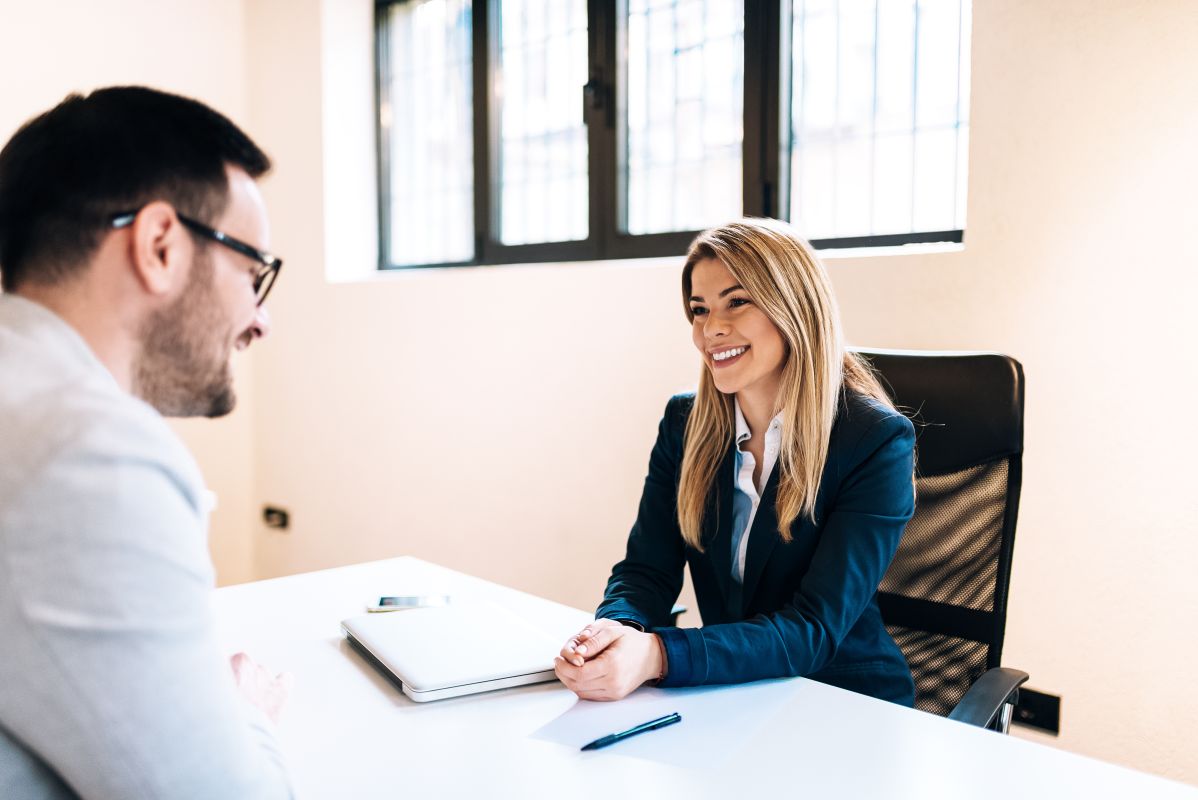 El color que hace que la gente confíe más en ti en una entrevista de trabajo