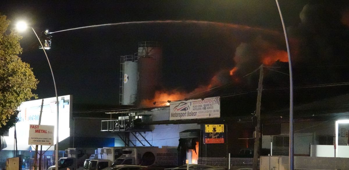 El incendio de Son Castelló queda extinguido tras una noche marcada por el humo en Palma