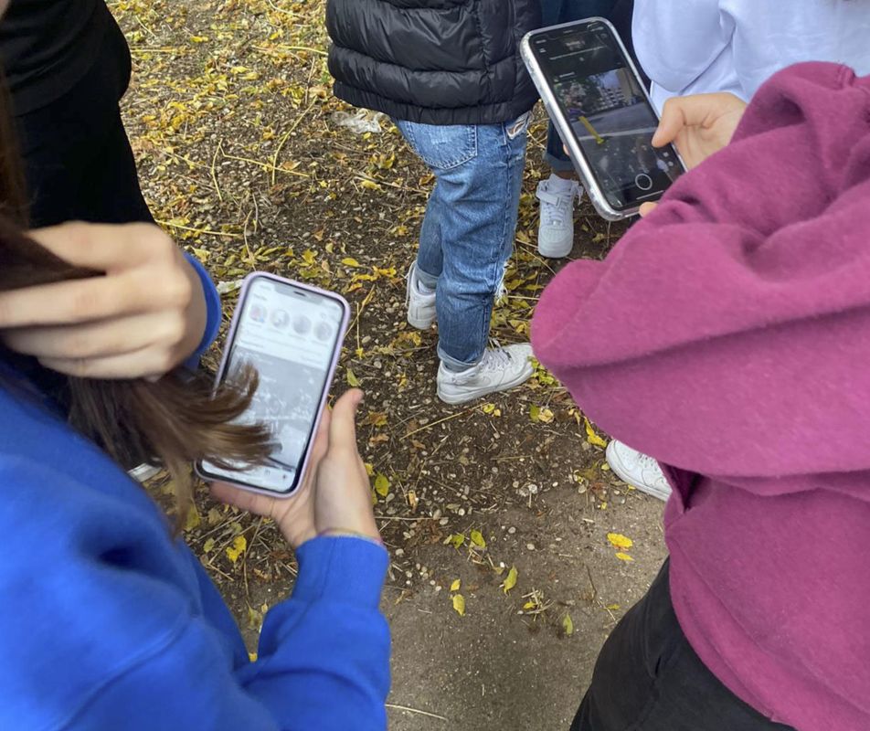 Expertos proponen retrasar la entrega de móviles y acceso a redes sociales hasta los 16 años