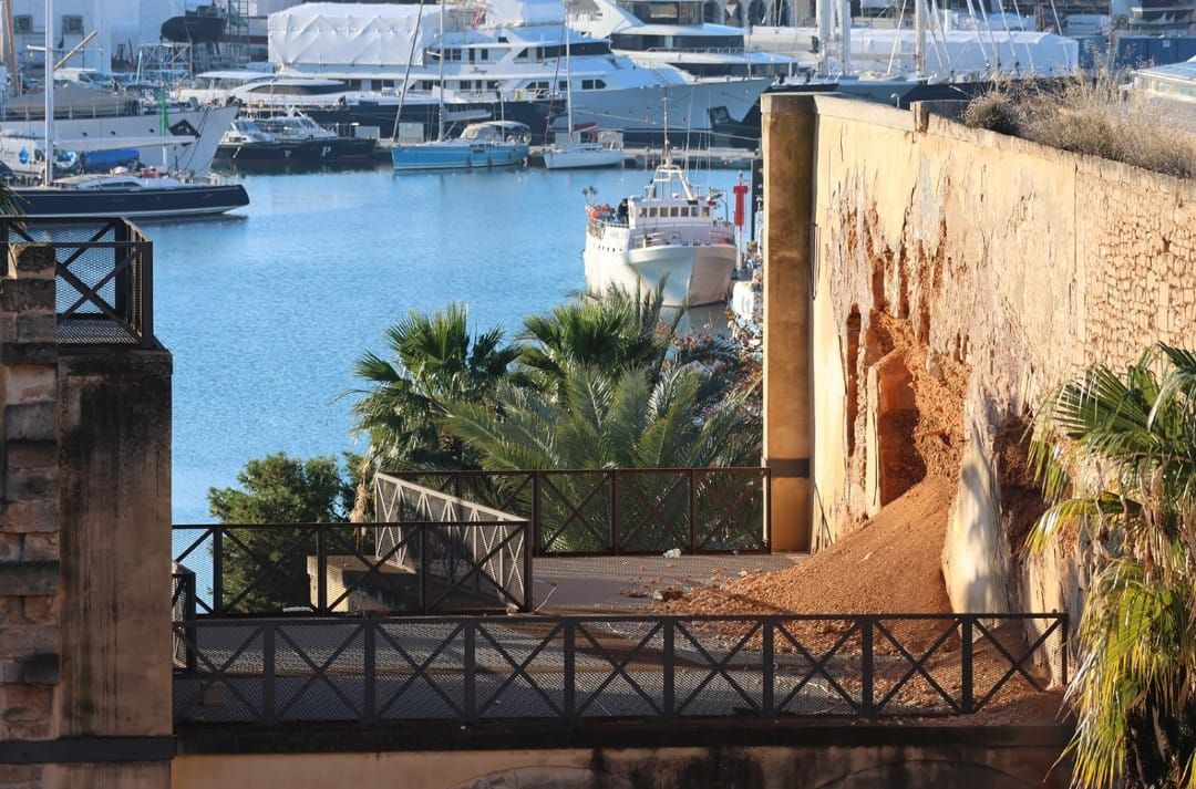 Un derrumbe afecta a la histórica Torre Medieval del Baluard de Sant Pere