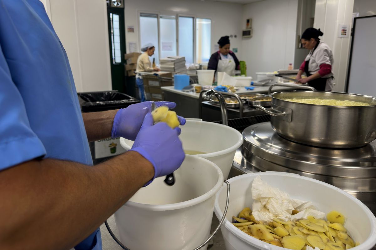 Prisas, solidaridad y cocina que no entiende de religión: Nochebuena en un comedor social