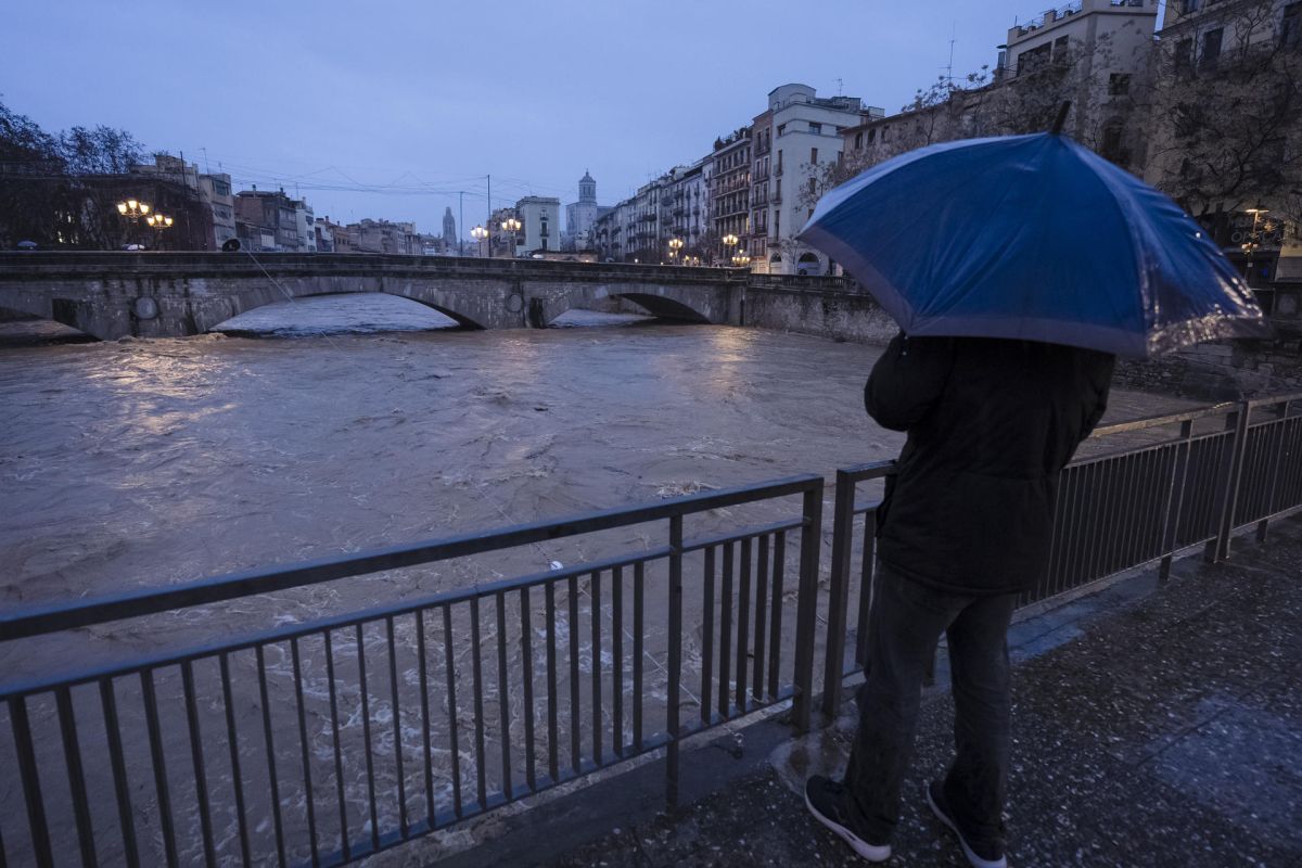 Buscan a un vecino de Palau-sator arrastrado por la riera durante el temporal