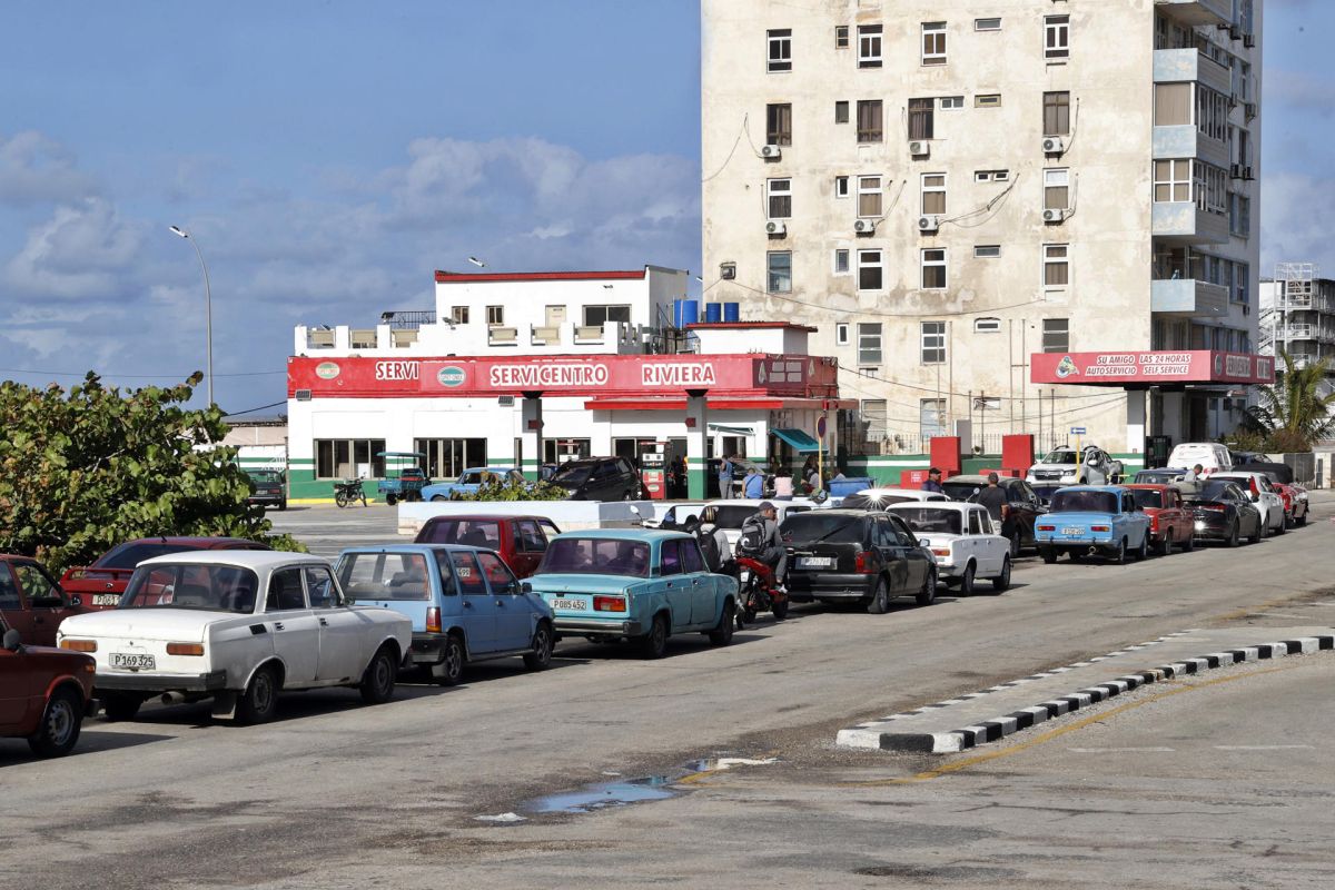 Regresan las colas por gasolina en Cuba tras el fin del petróleo venezolano