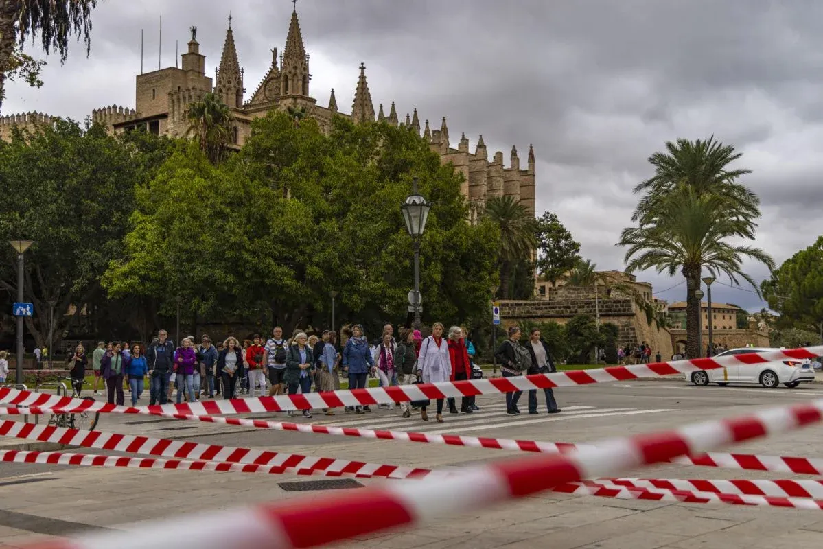 Palma cierra parques y paseos este domingo por la alerta naranja por fuerte viento y oleaje