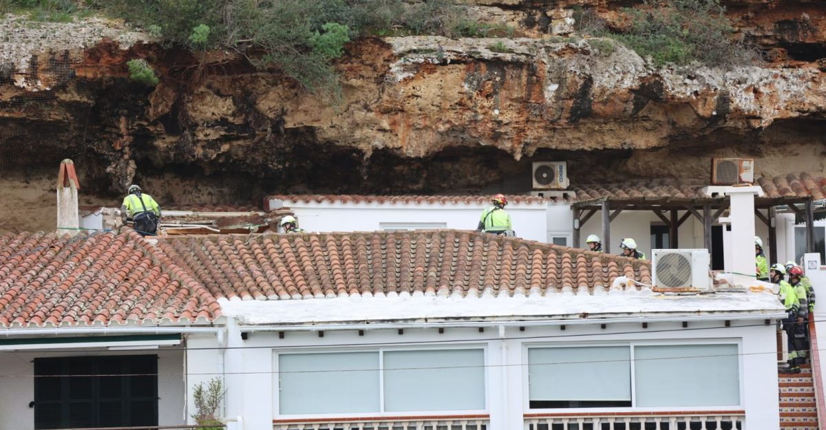 VÍDEO | El hombre fallecido en el derrumbe de Menorca sigue atrapado bajo la roca y el rescate es muy complejo