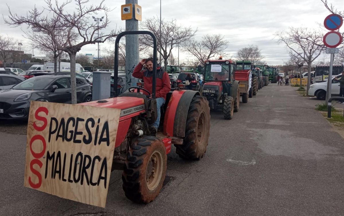 Tractores recorren Palma en protesta contra la PAC y el acuerdo UE-Mercosur