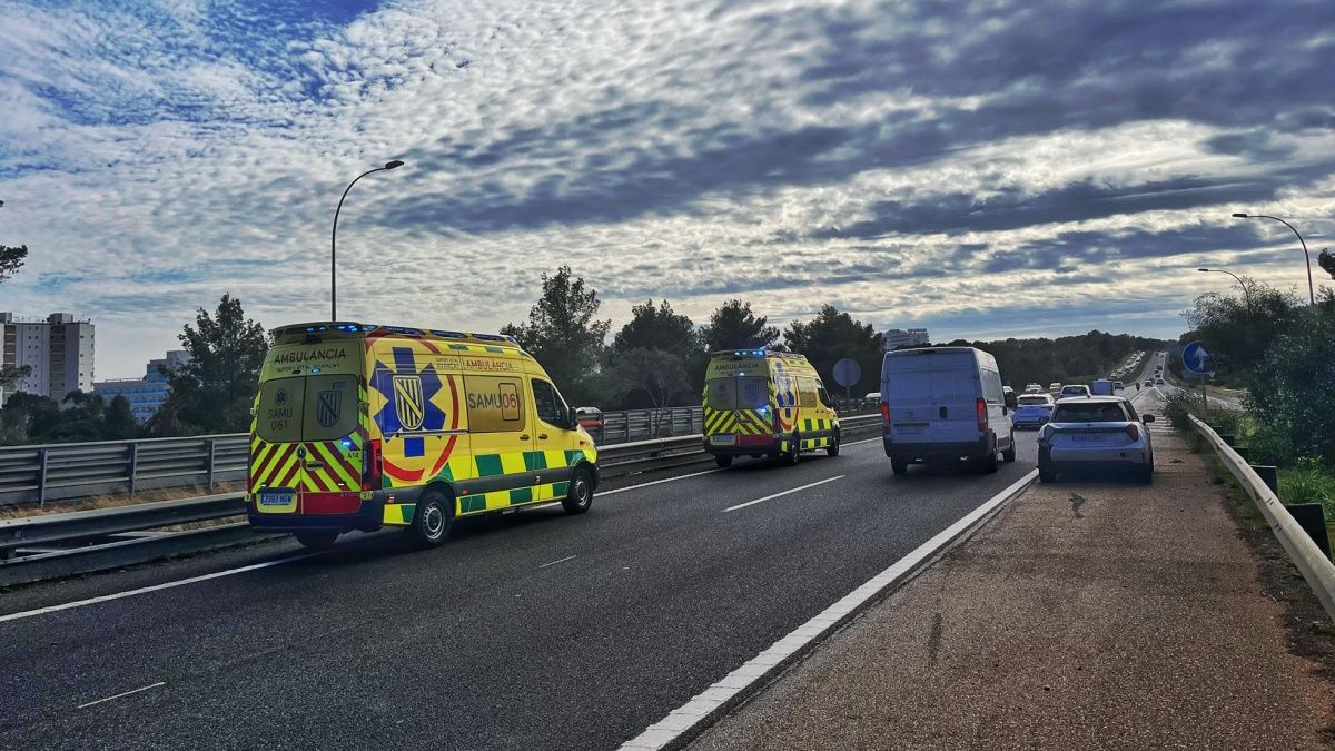 Un coche pincha una rueda y provoca un accidente múltiple en la autopista de Andratx