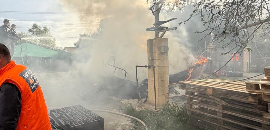 Se incendia una barca en el patio de una vivienda de Bunyola