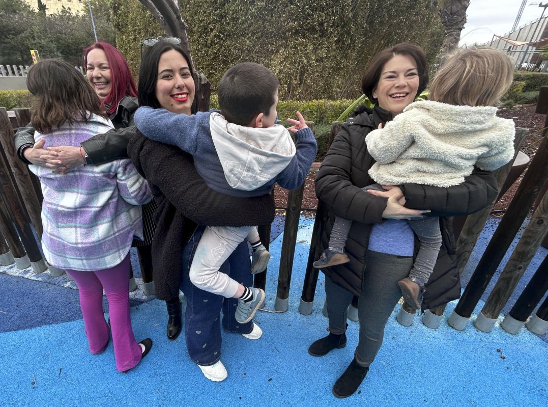 "No sabes dónde empieza el día ni cuándo termina": vivir con el Síndrome de Angelman