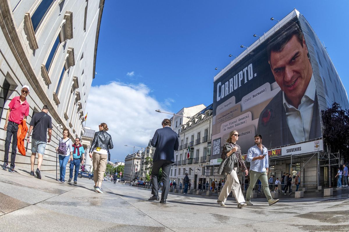 Archivada la denuncia por la lona de ‘corrupto’ contra Pedro Sánchez frente al Congreso