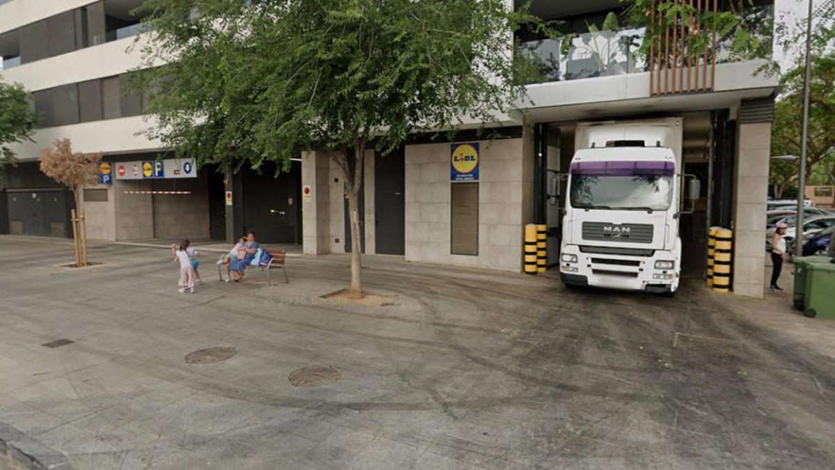 Denuncian camiones "invaden" la acera y ponen en peligro la seguridad de los vecinos en Nou Llevant