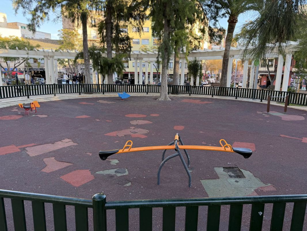 Un vecino denuncia el deterioro del parque infantil de la plaza de las Columnas