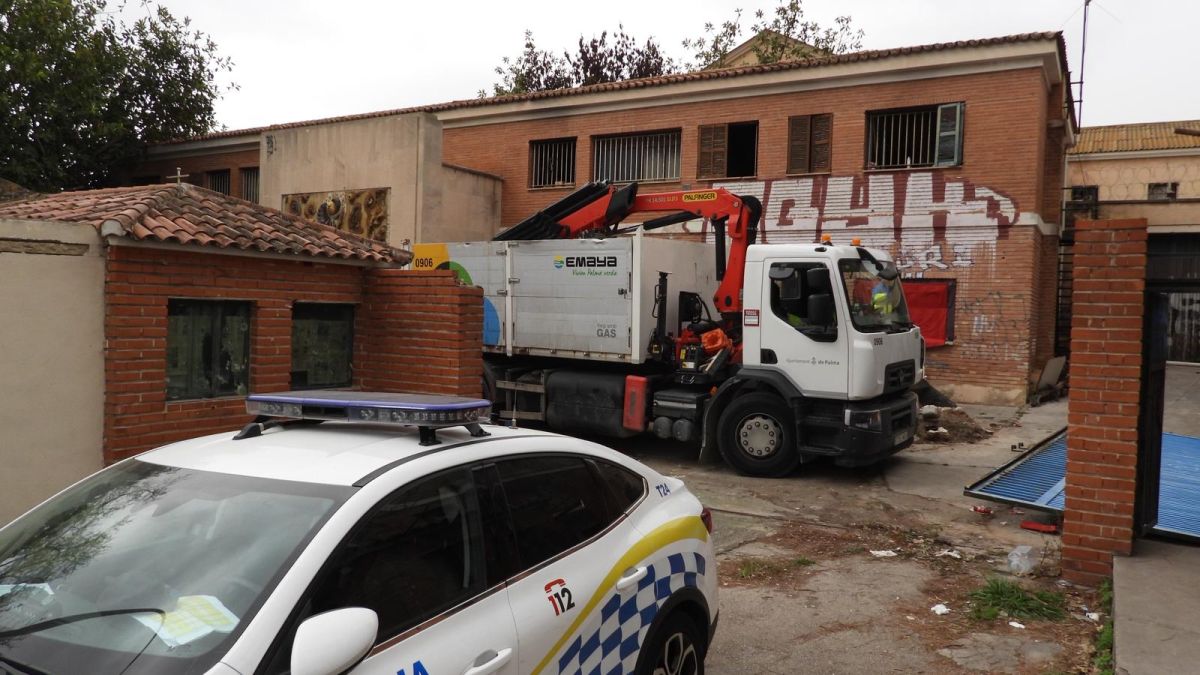 El Ayuntamiento inicia la retirada de basura en la cárcel vieja de Palma por riesgo de incendio