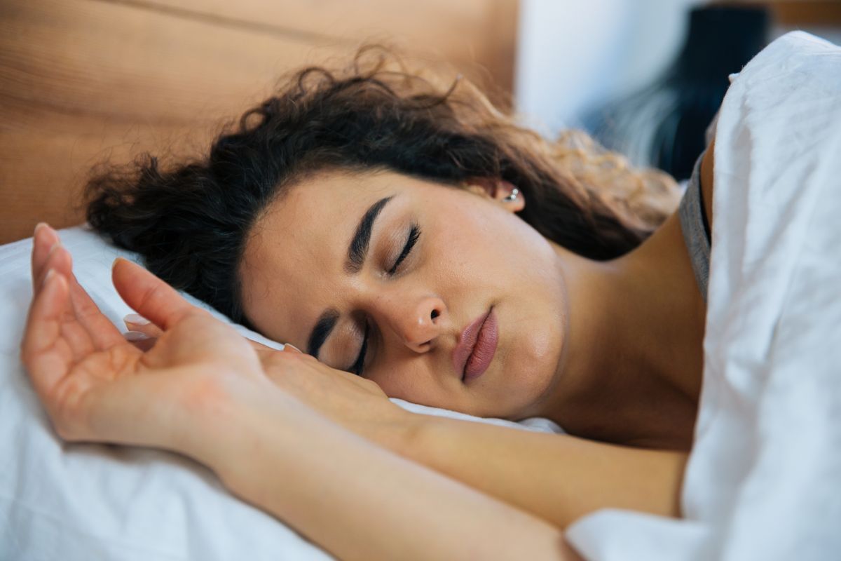 Te despiertas en mitad de la noche y no puedes volver a dormir: cómo combatir el insomnio