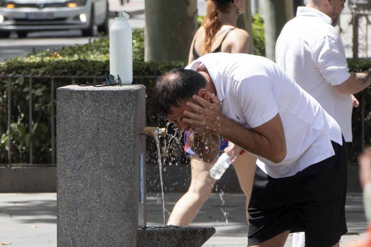 España afronta un lunes de calor extremo, calima y noches tórridas en el Mediterráneo y Baleares