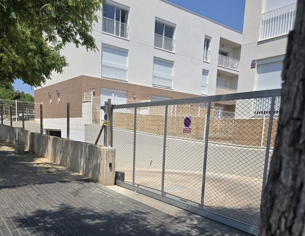 Indignación entre los vecinos de las VPO de Magaluf: "Nos excluyen por ser pobres; el Ayuntamiento quiere hacer caja"
