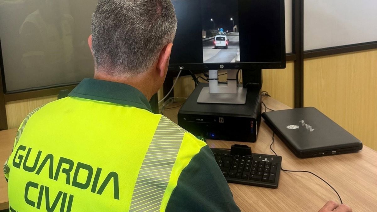 Investigado en Palma un conductor por circular con un pasajero subido al techo para grabarse con el móvil